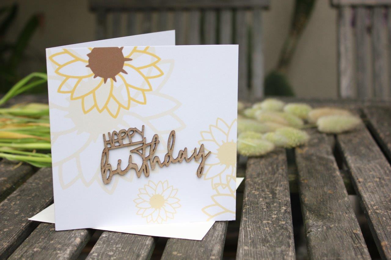 Holzgrusskarten - Geburtstagskarte aus Recyclingkarton mit aufgeklebtem "Happy Birthday"