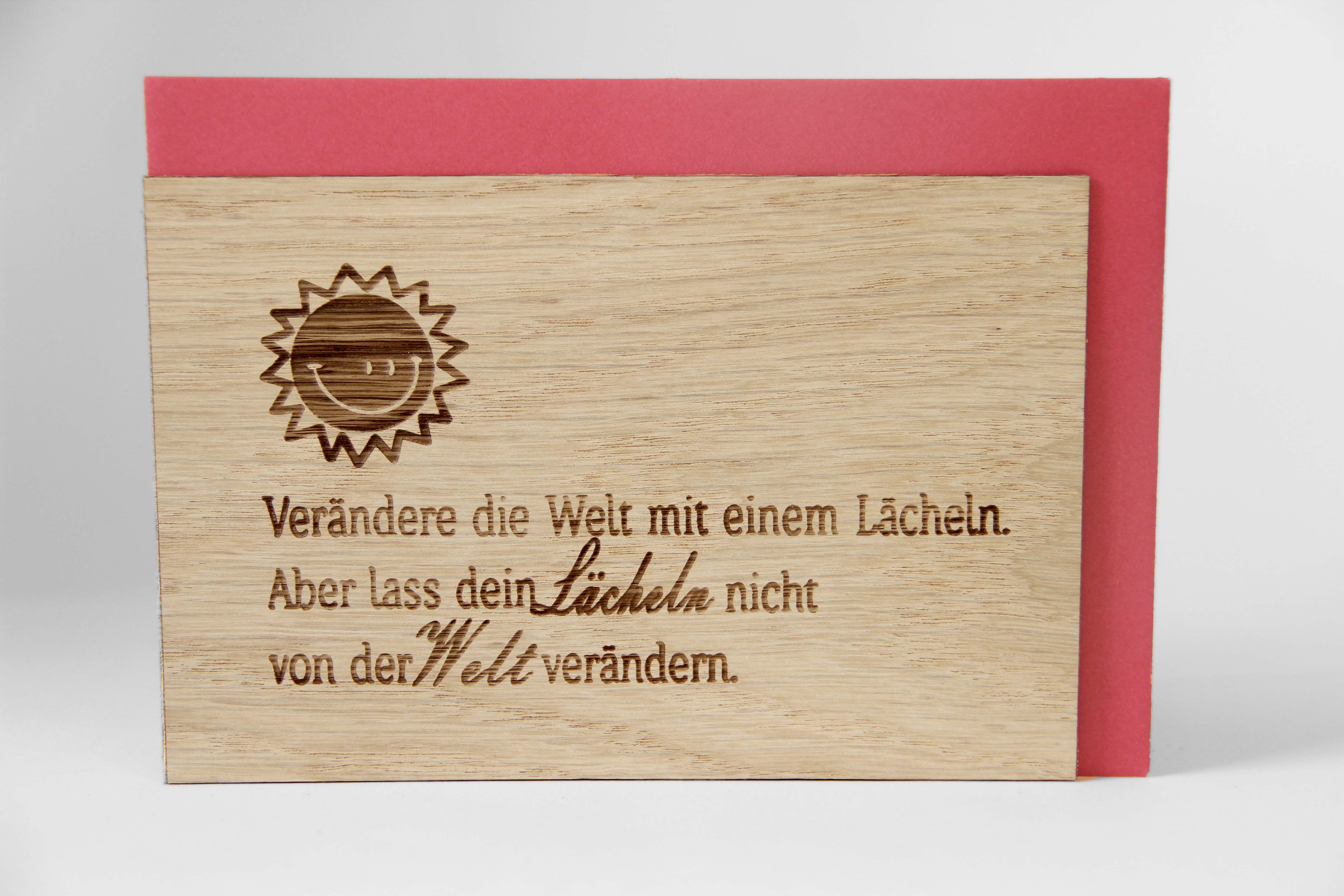 Holzgrusskarten - Geschenkkarte Spruchkarte "Verändere die Welt mit einem Lächeln" aus Eiche