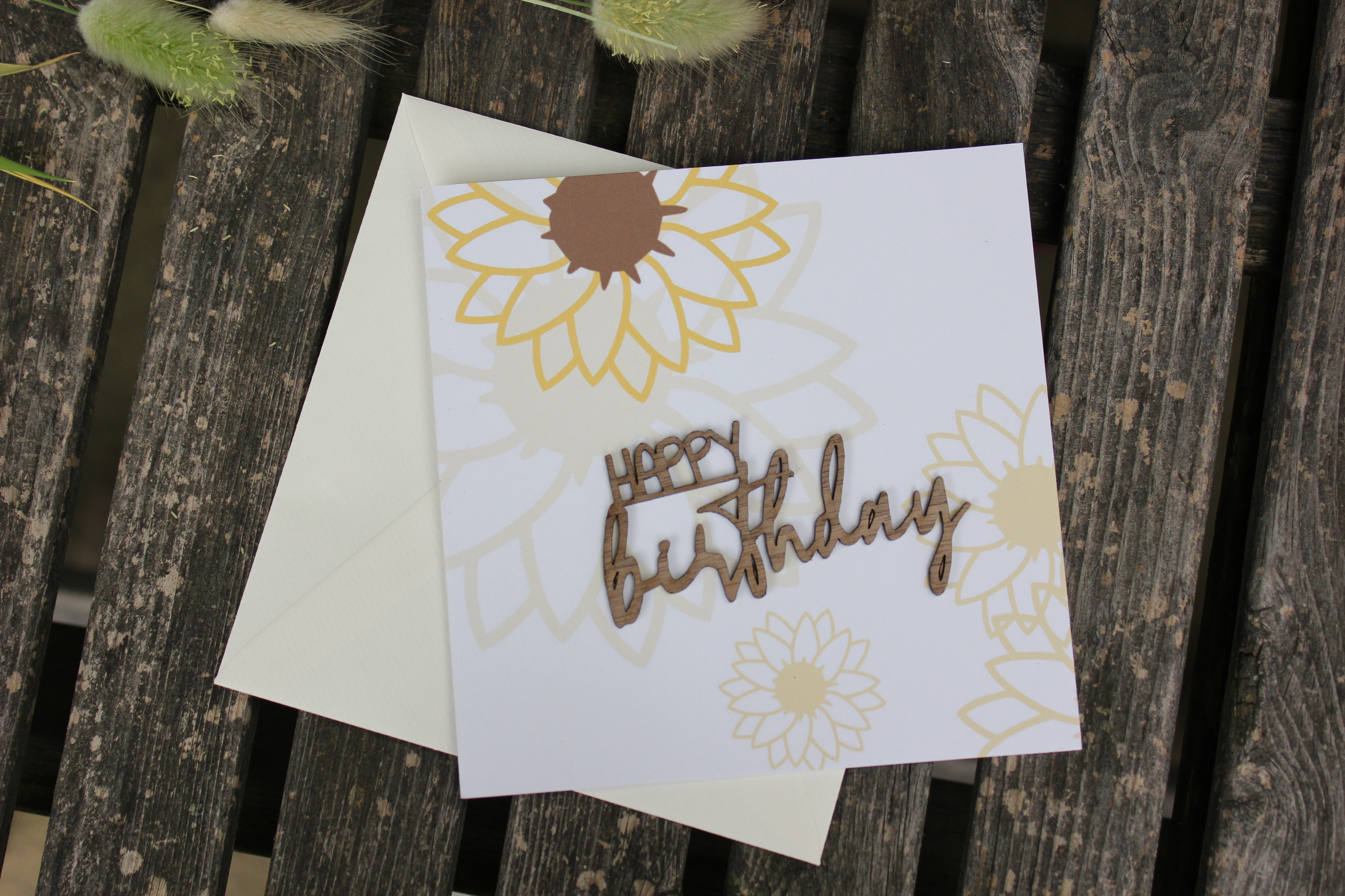 Holzgrusskarten - Geburtstagskarte aus Recyclingkarton mit aufgeklebtem "Happy Birthday"