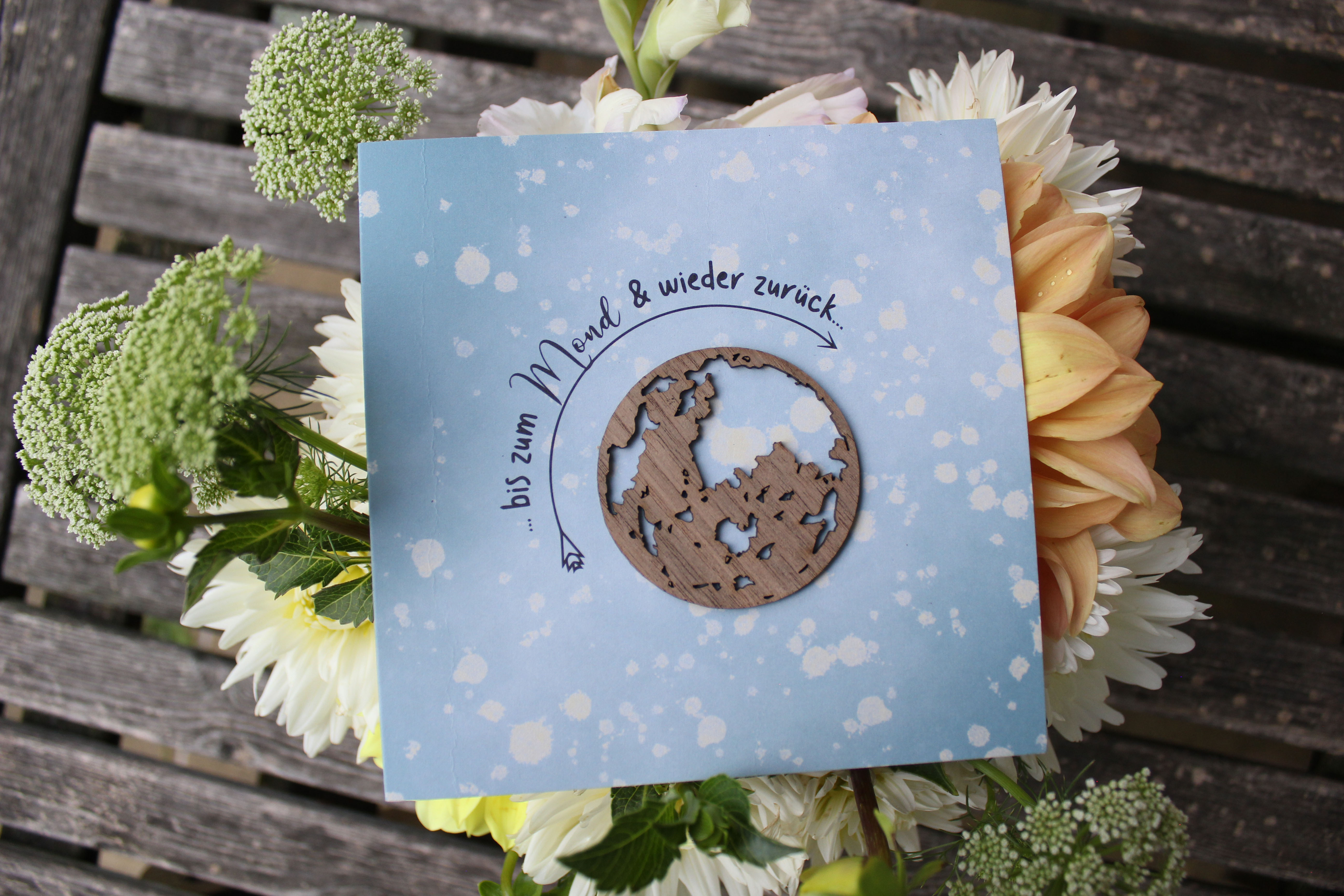 Holzgrusskarten - Geschenkkarte aus Recyclingkarton mit aufgeklebtem "Mond" aus Echtholz