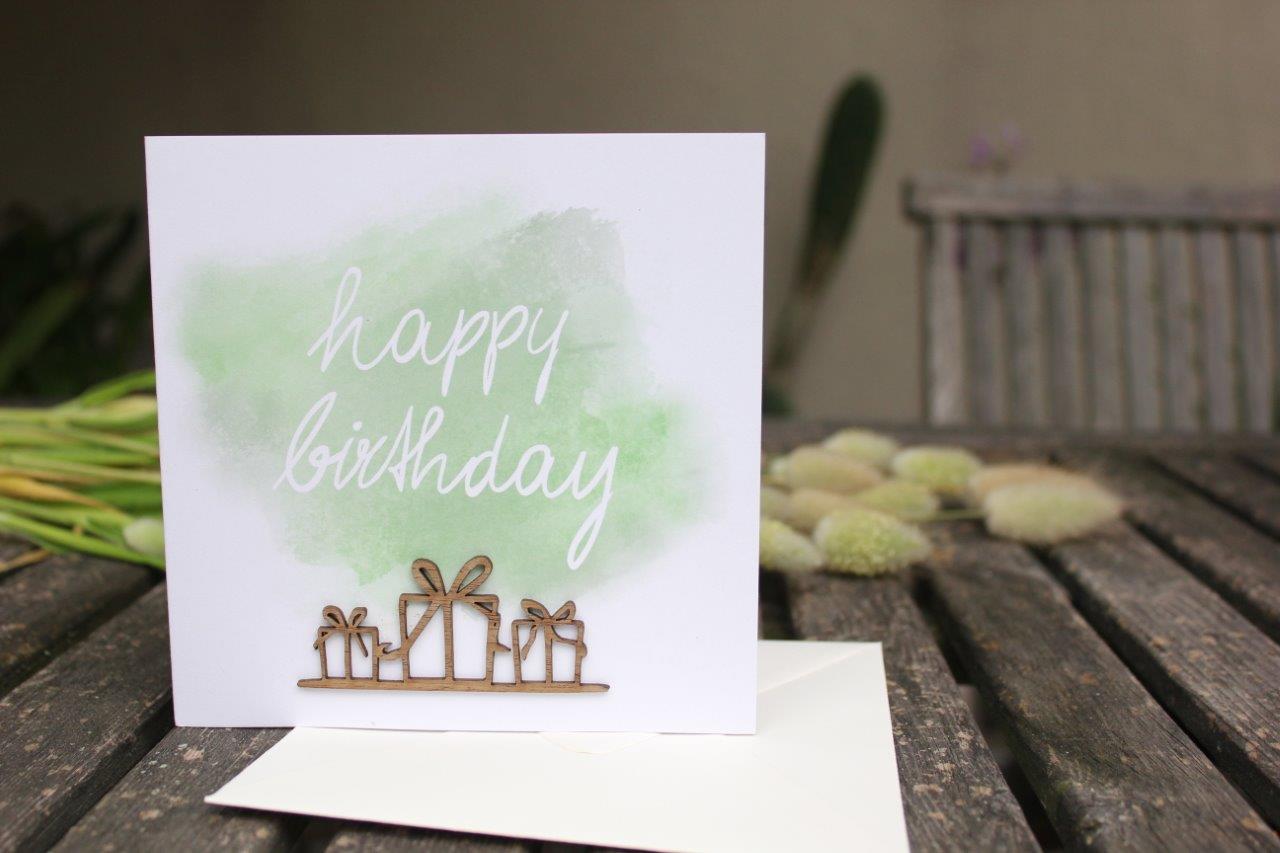 Holzgrusskarten - Geburtstagskarte "Happy Birthday" aus Recyclingkarton mit aufgeklebtem "Geschenkpaketen" aus Echtholz
