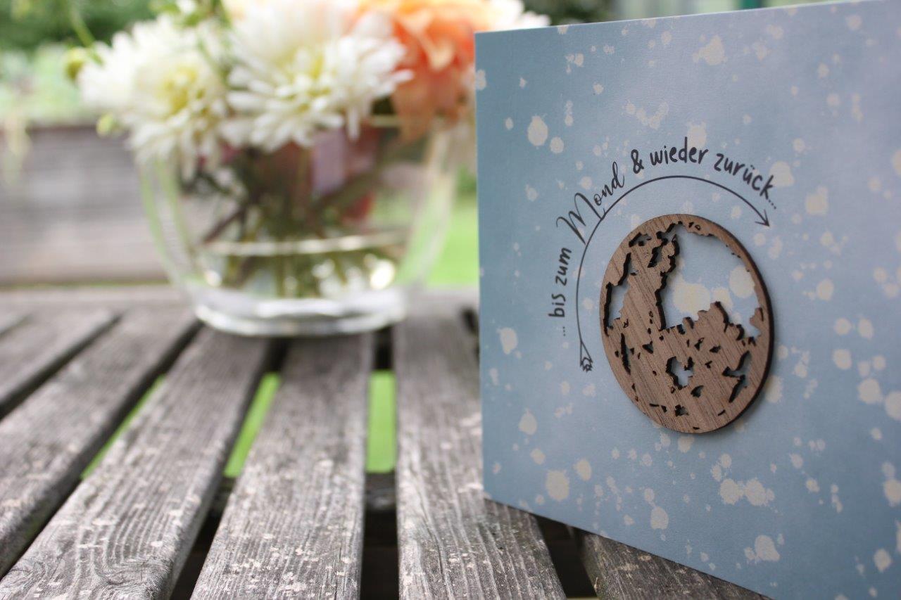 Holzgrusskarten - Geschenkkarte aus Recyclingkarton mit aufgeklebtem "Mond" aus Echtholz