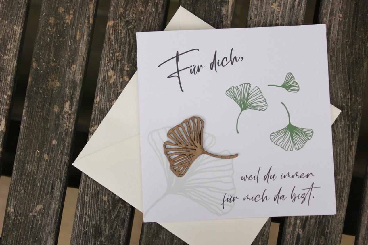 Holzgrusskarten - Geschenkkarte "Für Dich weil Du immer für mich da bist" aus Recyclingkarton mit aufgeklebtem Gingko-Blatt "Für dich, weil du immer für mich da bist."