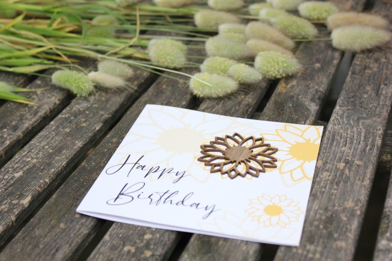 Holzgrusskarten - Geburtstagskarte "Happy Birthday" aus Recyclingkarton mit aufgeklebter Sonnenblume aus Echtholz "Happy Birthday"