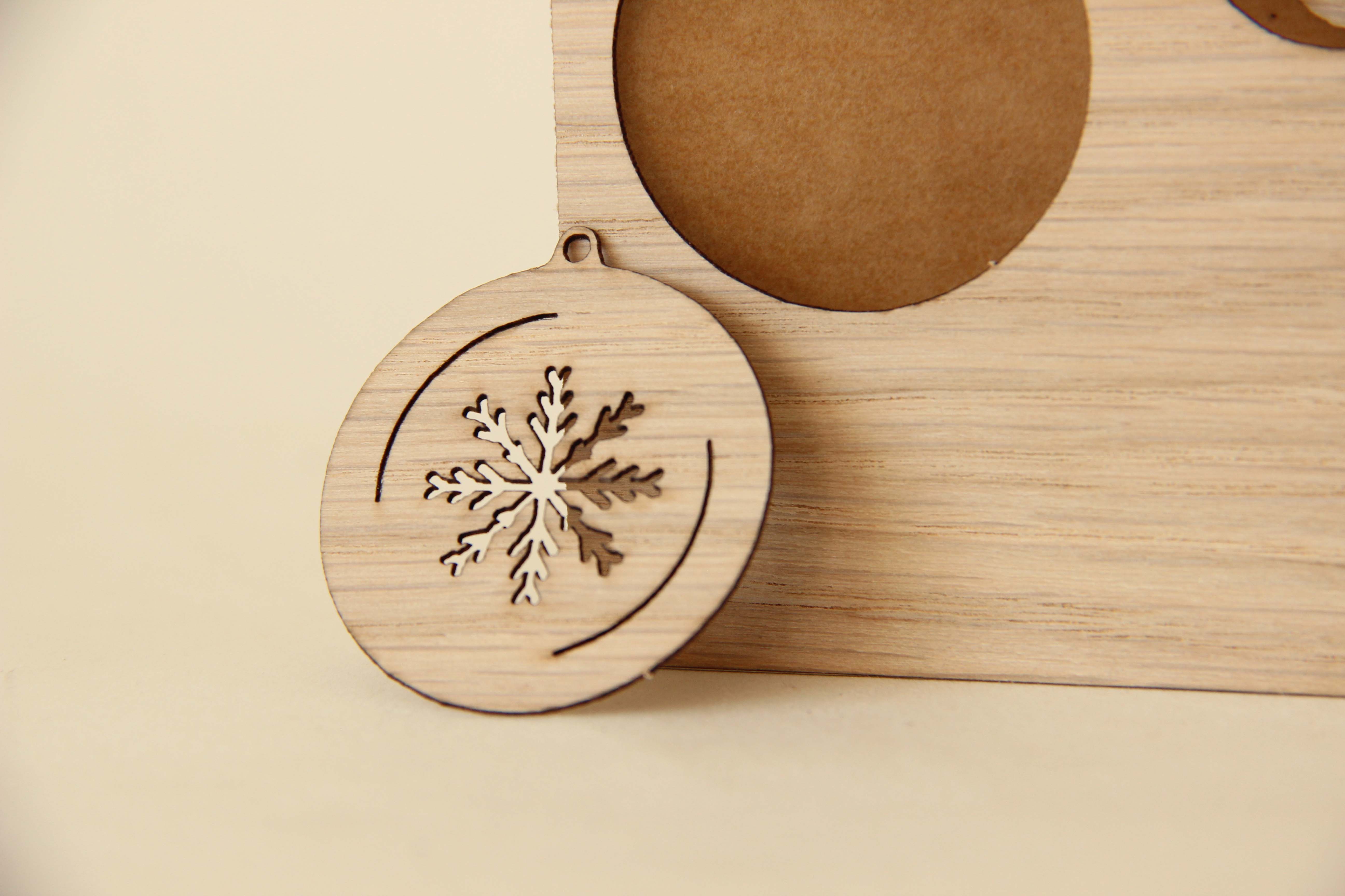 Holzgrusskarten - Weihnachtskarte "Zauberhafte Weihnachten" aus Eiche, Christbaumkugeln