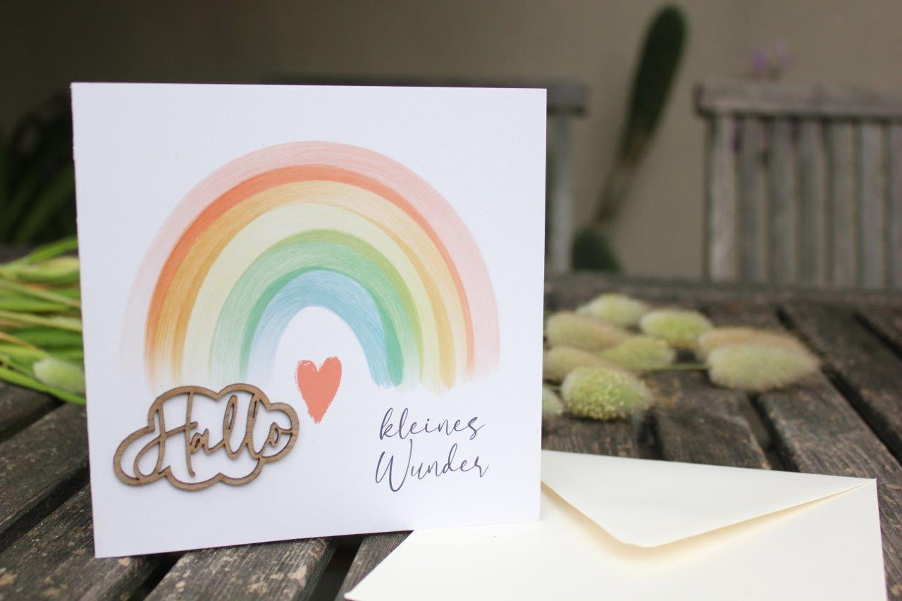 Holzgrusskarten - Geburtskarte Regenbogen mit aufgeklebten "Hallo" aus Echtholz