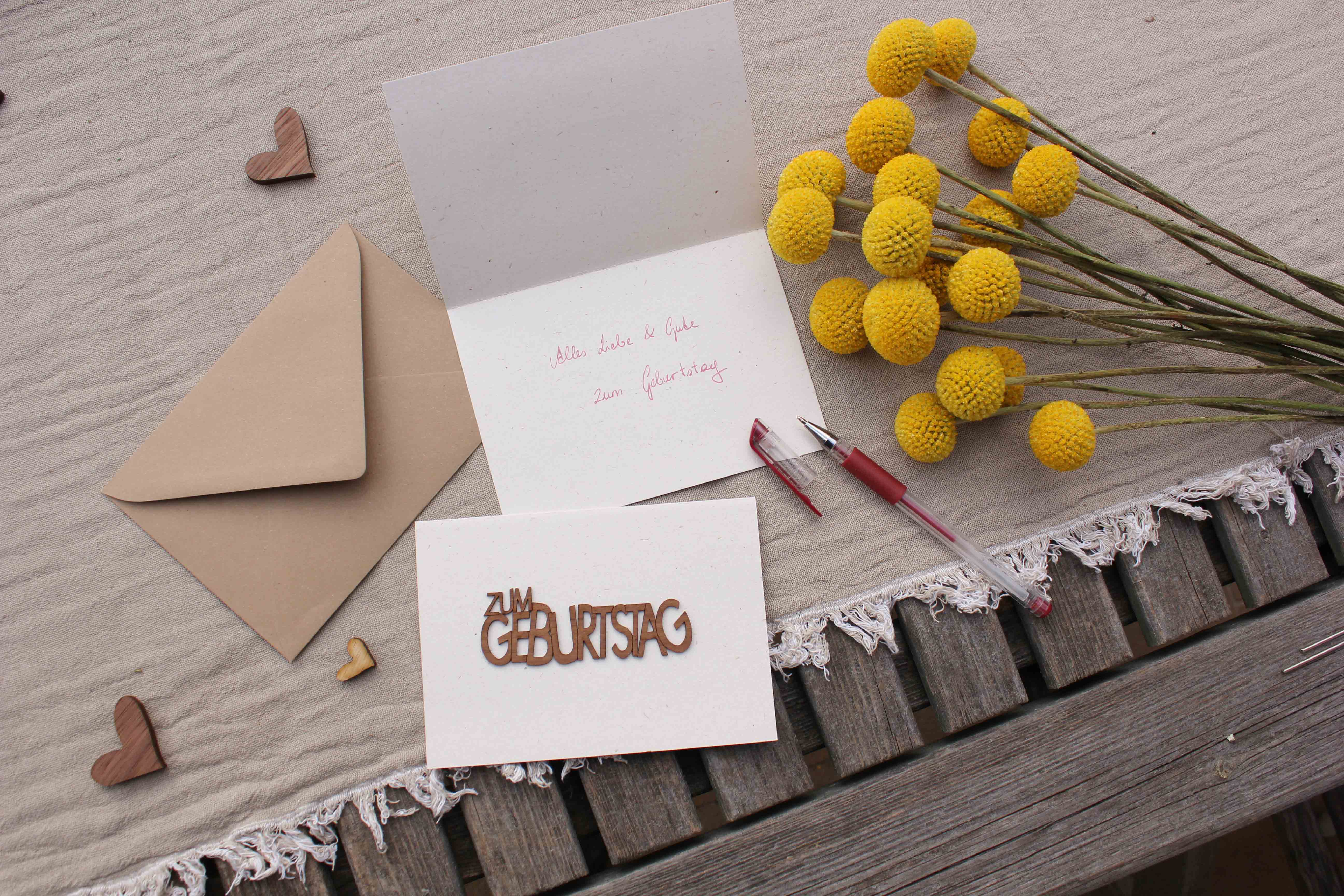Holzgrusskarten - Papierkarte mit Schriftzug "Zum Geburtstag" aus Nuss, Geburtstagskarte