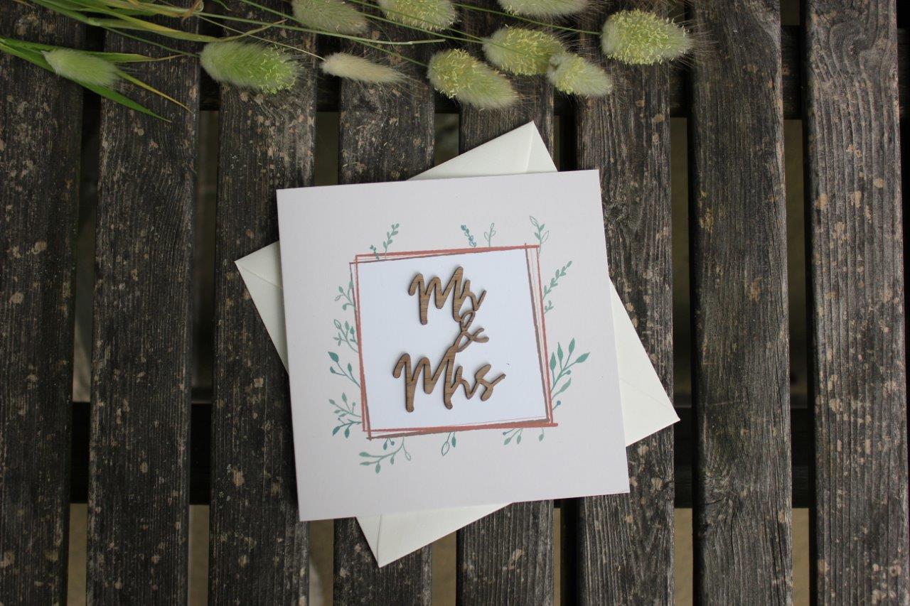 Holzgrusskarten - Hochzeitskarte mit aufgeklebtem "Mr & Mrs" aus Echtholz