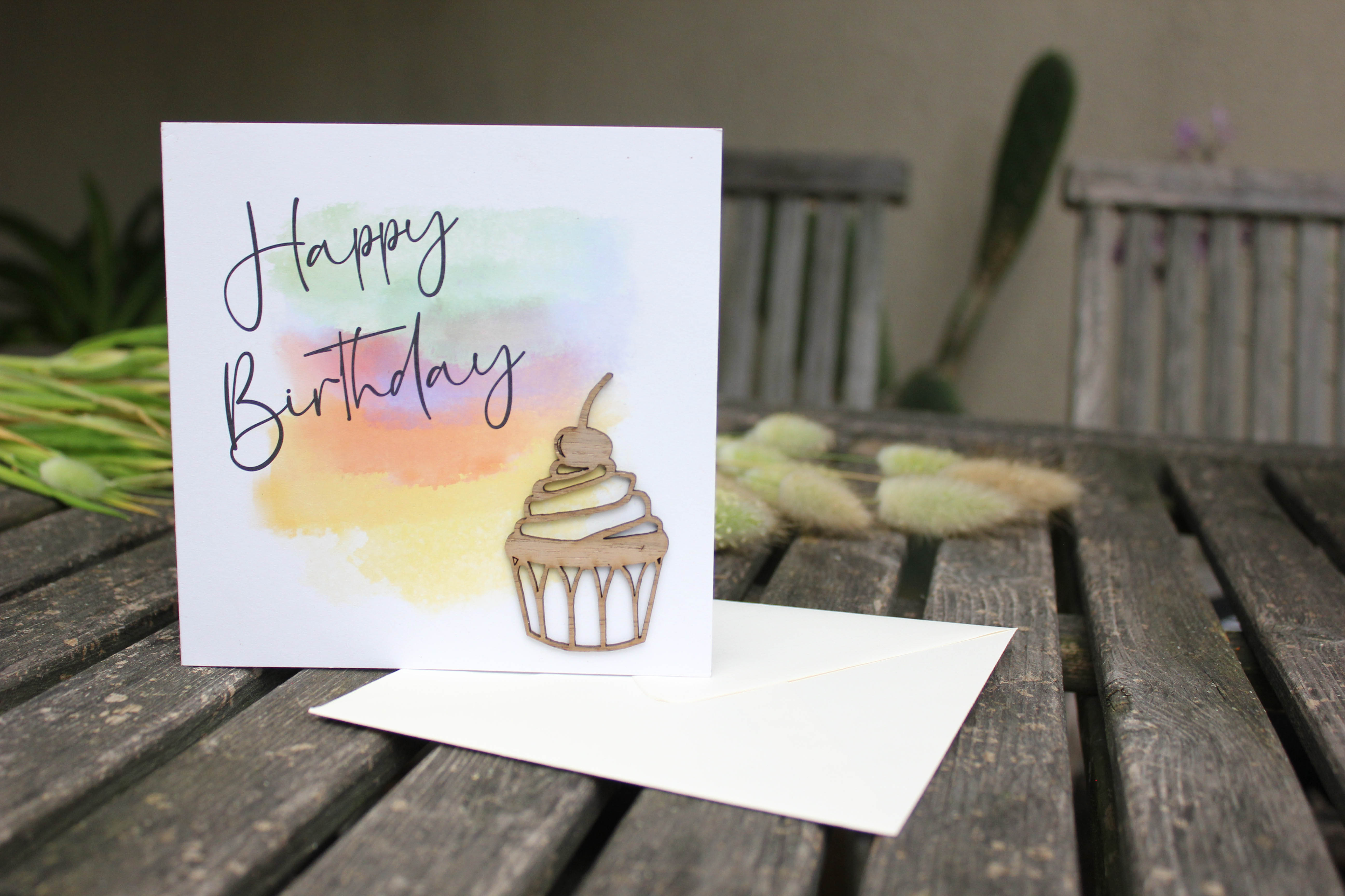 Holzgrusskarten - Geburtstagskarte "Happy Birthday" aus Recyclingkarton mit aufgeklebtem "Cupcake" aus Echtholz