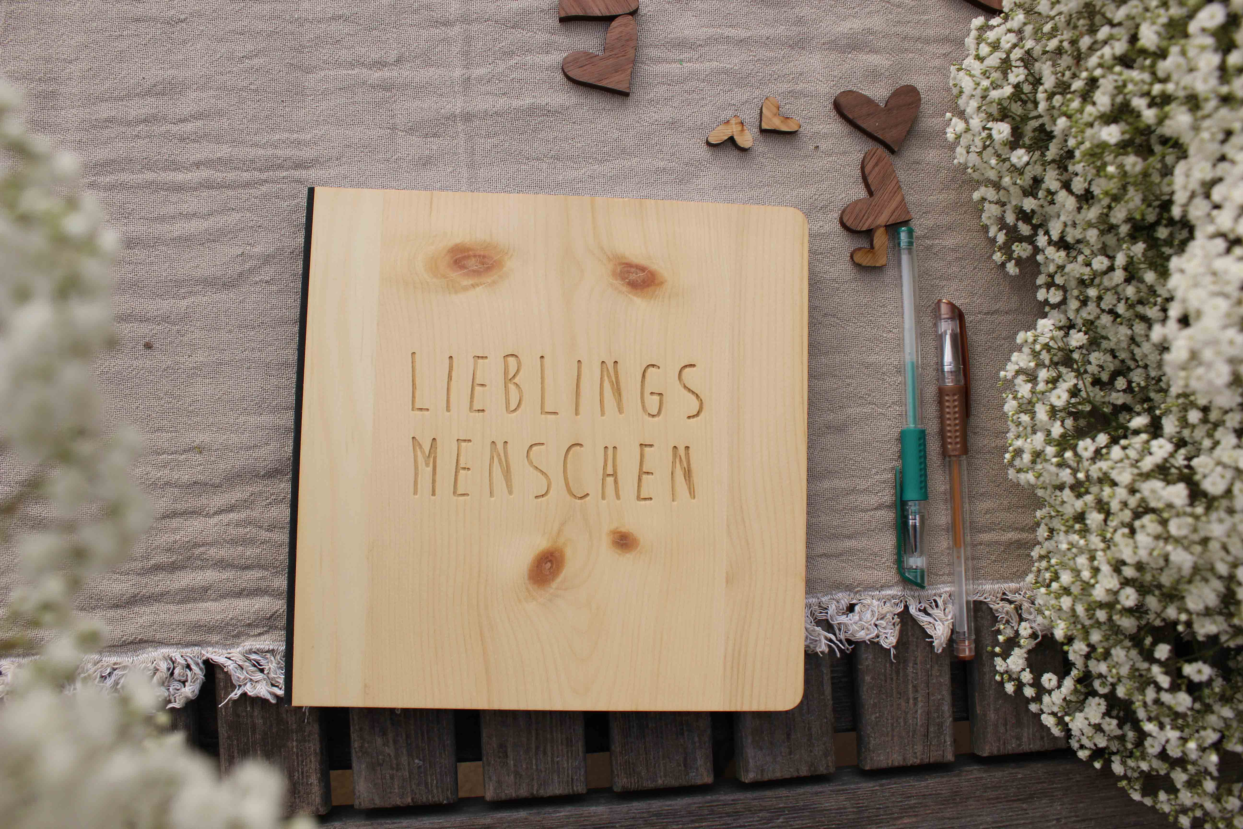 Holzgrusskarten - Gästebuch mit Zirbencover "Lieblingsmenschen", Geschenk