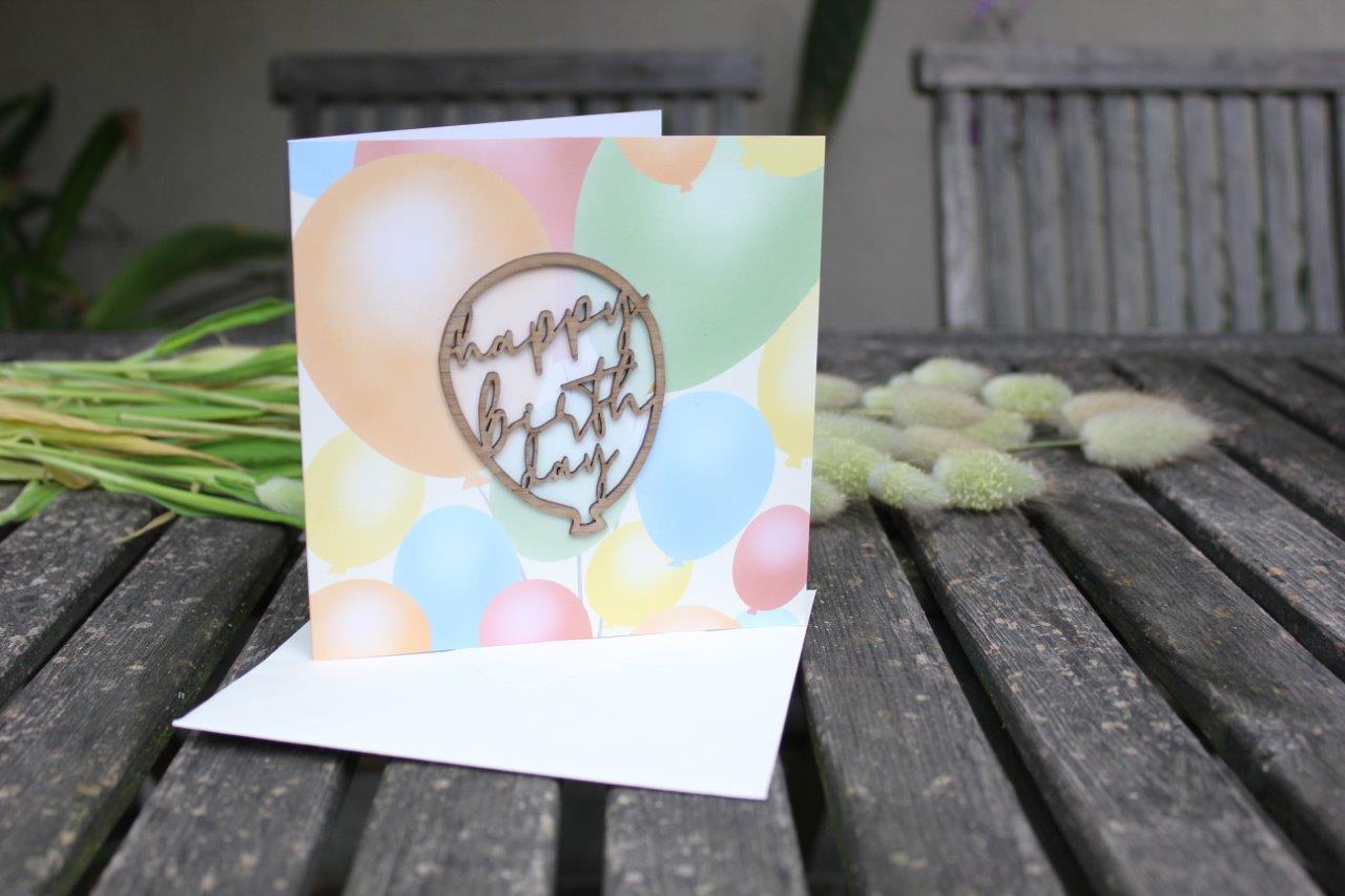 Holzgrusskarten - Geburtstagskarte aus Recyclingkarton mit aufgeklebtem "happy birthday" aus Echtholz